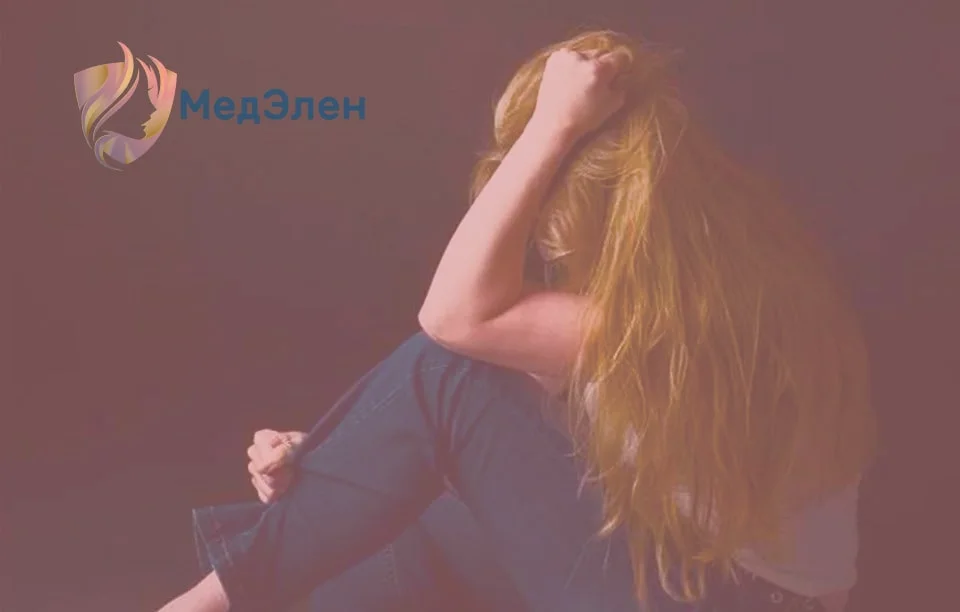 Девушка сидящая на полу Девушка сидит на полу